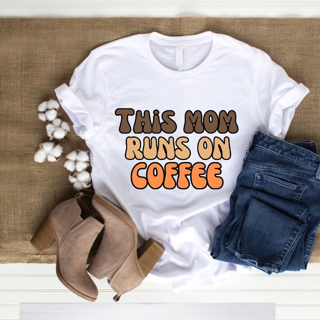 Camiseta Esta mamá corre en retro del café (Subido por el creador)