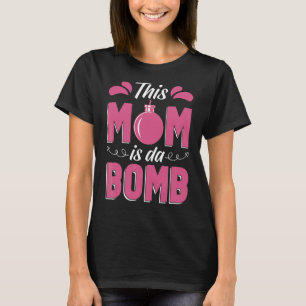 Camiseta Esta Mamá Es Una Bomba De Bomba.
