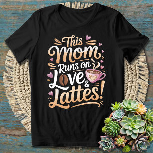 Camiseta Esta mamá funciona con amor y lattes Cita divertid