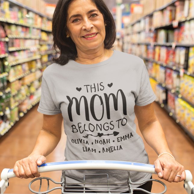 Camiseta Esta mamá pertenece a los nombres de los niños Per (Subido por el creador)