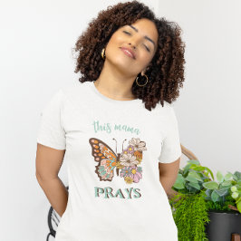 Camiseta Esta mamá reza mariposa floral cristiana retro