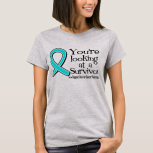 Camiseta Está mirando a un sobreviviente de cáncer de ovari