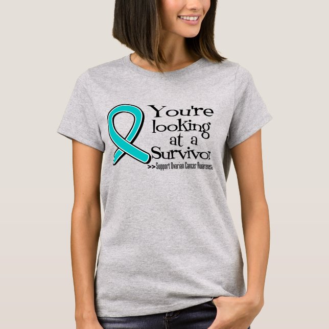 Camiseta Está mirando a un sobreviviente de cáncer de ovari (Anverso)