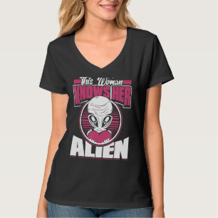 Camiseta Esta Mujer Conoce A Sus Extranjeros A Través De Ex