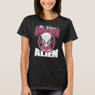 Camiseta Esta Mujer Conoce A Sus Extranjeros A Través De Ex