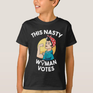 Camiseta Esta mujer desagradable vota feminista por Biden y