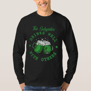 Camiseta Esta niñera bebe bien con otros St Patrick
