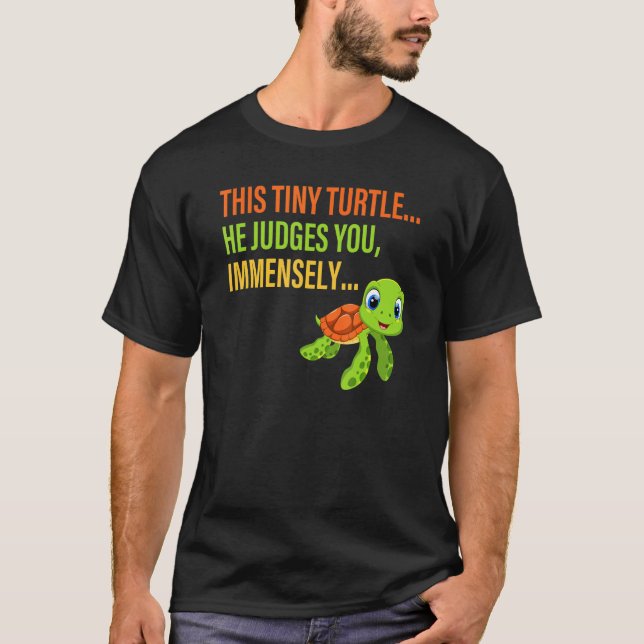 Camiseta Esta Pequeña Tortuga Que Te Juzga Inmensamente Apa (Anverso)