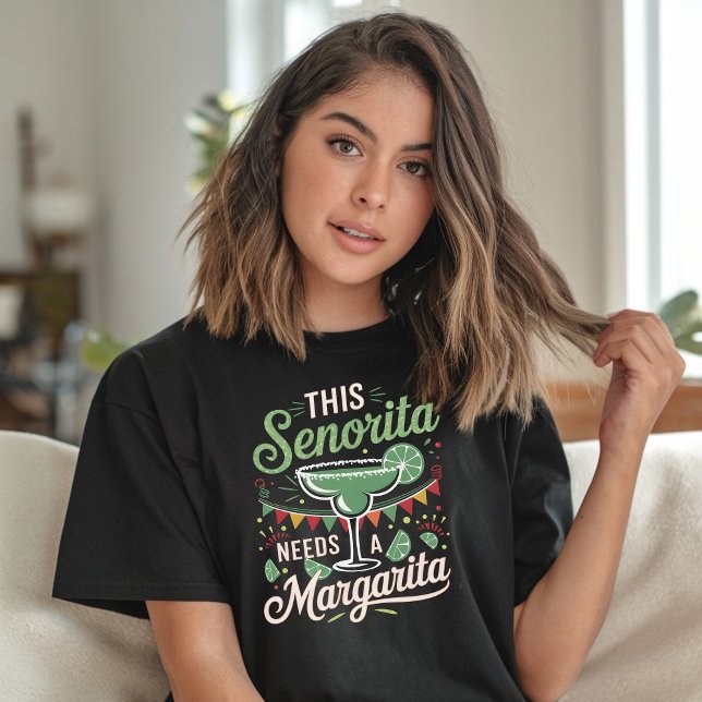 Camiseta Esta señorita necesita una Margarita - Margarita L (Subido por el creador)