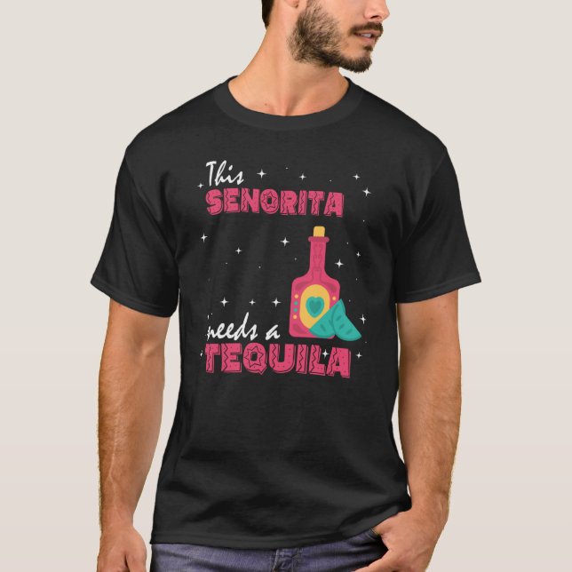 Camiseta Esta señorita necesita una tequilla de cinco de ma (Anverso)