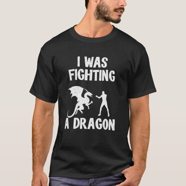 Camiseta Estaba Luchando Contra Un Dragón Después De La Cir (Anverso)