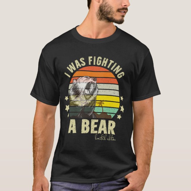 Camiseta Estaba Luchando Contra Un Oso De Pelea Sardáctico  (Anverso)