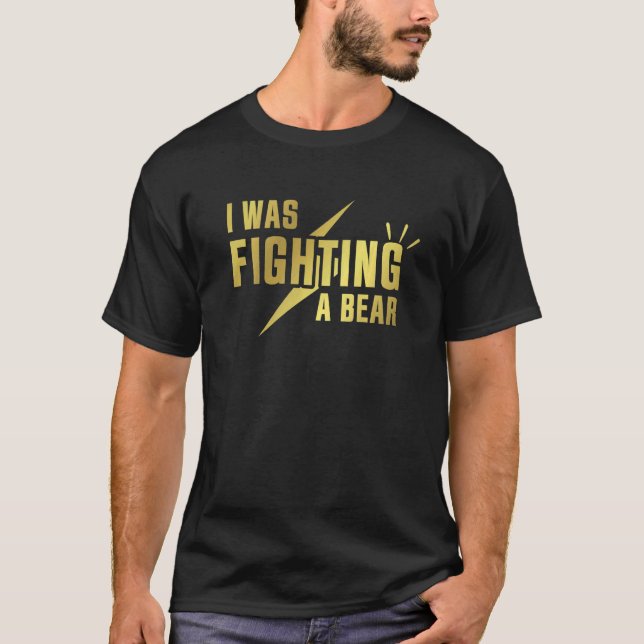 Camiseta Estaba Luchando Contra Un Oso - Graciosa Lesiones  (Anverso)