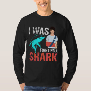 Camiseta Estaba luchando contra un tiburón Huesos rotos