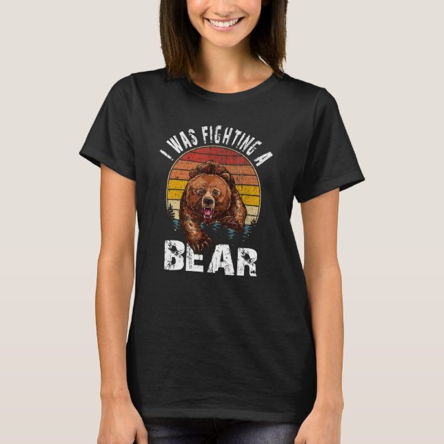 Camiseta Estaba Luchando Contra Una Lesiones De Oso. (Anverso)