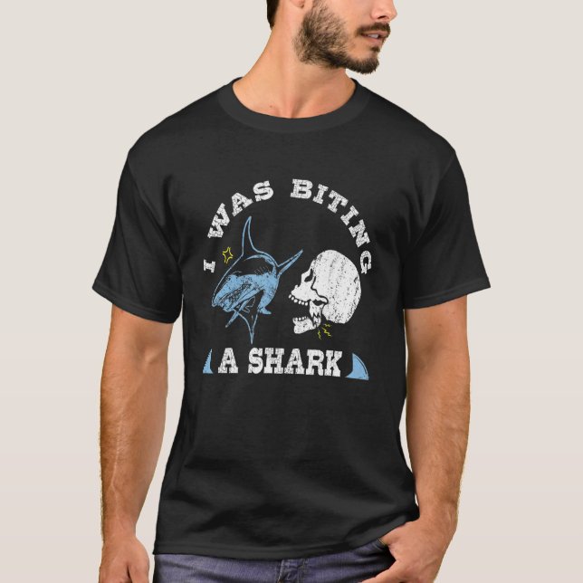 Camiseta Estaba Morder Una Mano Rota De Tiburón Hacerme Cir (Anverso)