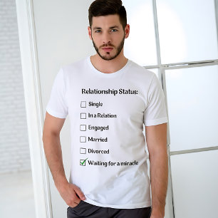 Camiseta Estado divertido de la relación: Esperando por un 