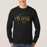 Camiseta Estado Personalizado moderno 2024 Eclipse solar to<br><div class="desc">Presentamos nuestra moderna camiseta Personalizado Eclipse Solar Total 2024 Texas Black & Gold, una elegante pieza conmemorativa para este extraño evento celestial. esta camiseta captura la elegancia y emoción del eclipse solar total. Con el año 2024 exhibido con audacia, junto con la ubicación de Texas, sirve como un recuerdo atemporal...</div>