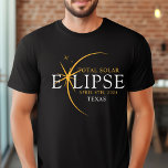 Camiseta Estado Personalizado moderno 2024 Eclipse solar to<br><div class="desc">Presentamos nuestra moderna camiseta Personalizado Eclipse Solar Total 2024 Texas Black & Gold, una elegante pieza conmemorativa para este extraño evento celestial. esta camiseta captura la elegancia y emoción del eclipse solar total. Con el año 2024 exhibido con audacia, junto con la ubicación de Texas, sirve como un recuerdo atemporal...</div>