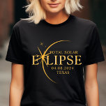 Camiseta Estado Personalizado moderno Texas Eclipse solar t<br><div class="desc">Presentamos nuestra moderna camiseta Personalizado Eclipse Solar Total 2024 Texas Black & Gold, una elegante pieza conmemorativa para este extraño evento celestial. esta camiseta captura la elegancia y emoción del eclipse solar total. Con el año 2024 exhibido con audacia, junto con la ubicación de Texas, sirve como un recuerdo atemporal...</div>