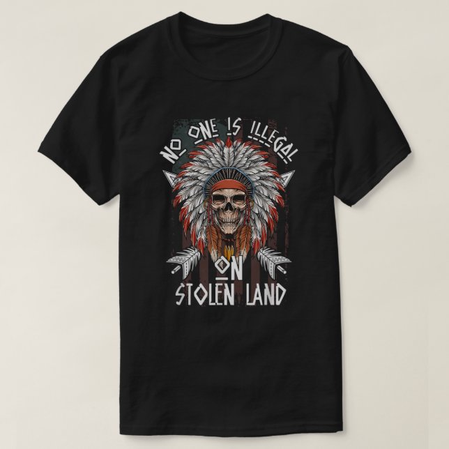 Camiseta Estadounidense - Nadie Es Ilegal En Tierra Robada  (Diseño del anverso)