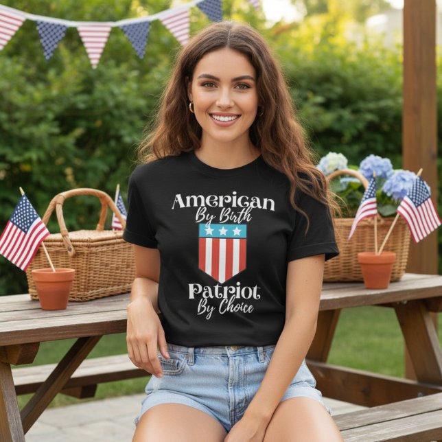 Camiseta Estadounidense Por Nacimiento Patriota Por Elecció (American By Birth Patriot By Choice White Script T-Shirt)