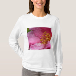 Camiseta Estambres de flores de camellia rosa