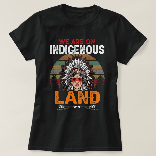 Camiseta Estamos en Tierra Indígena divertidos nativos amer (Diseño del anverso)