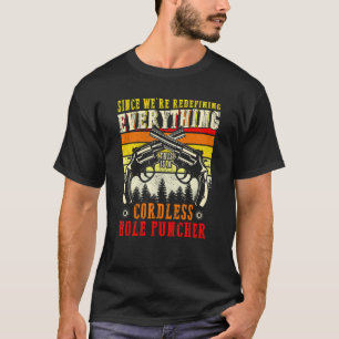 Camiseta Estamos redefiniendo todo esto es un agujero sin c