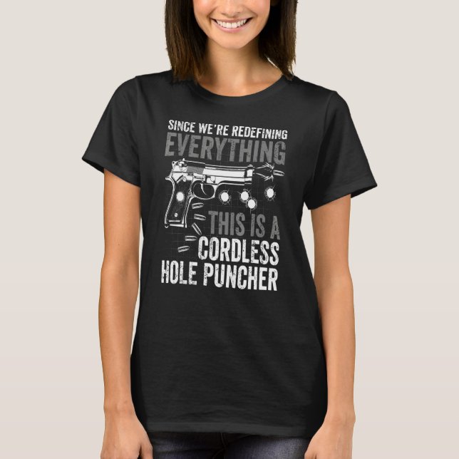 Camiseta Estamos Redefiniendo Todo Esto Es Un Agujero Sin C (Anverso)