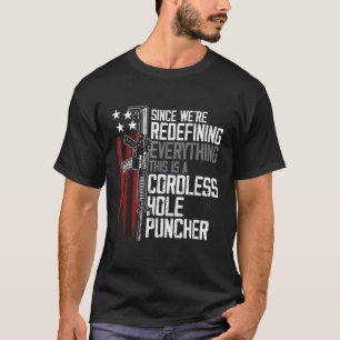 Camiseta Estamos redefiniendo todo esto es un casco sin cab