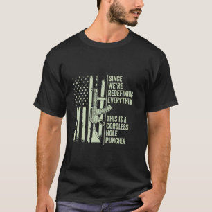 Camiseta Estamos redefiniendo todo esto es un casco sin cab