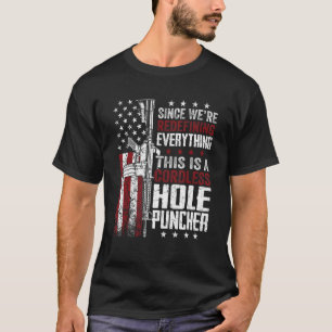 Camiseta Estamos redefiniendo todo esto es un casco sin cab