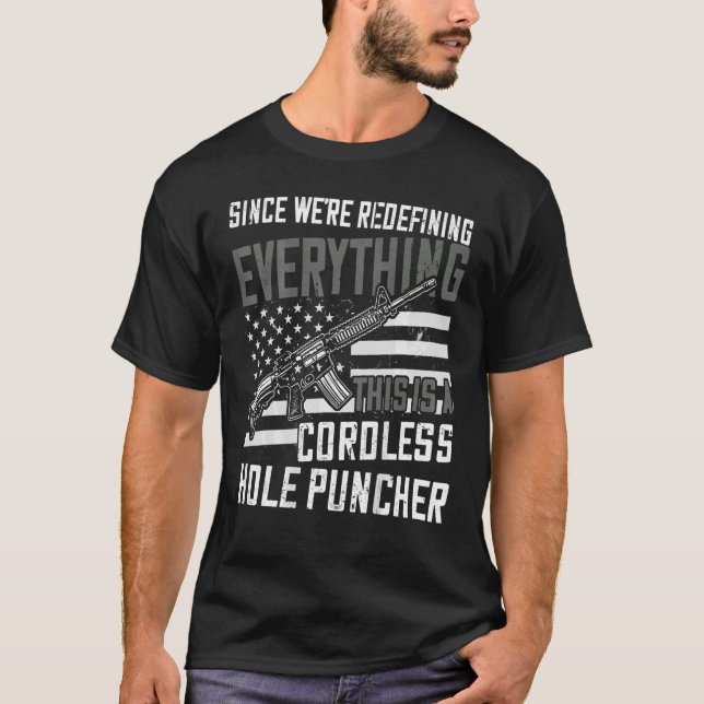 Camiseta Estamos redefiniendo todo esto es un casco sin cab (Anverso)