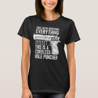 Camiseta Estamos redefiniendo todo esto es un casco sin cab