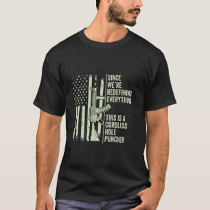Camiseta Estamos redefiniendo todo esto es un casco sin cab