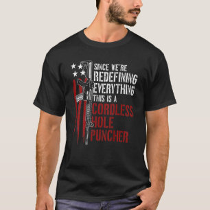 Camiseta Estamos redefiniendo todo esto es un casco sin cab