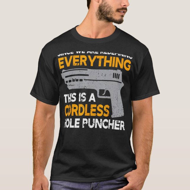 Camiseta Estamos redefiniendo todo esto es un casco sin cab (Anverso)