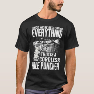 Camiseta Estamos redefiniendo todo esto es un casco sin cab