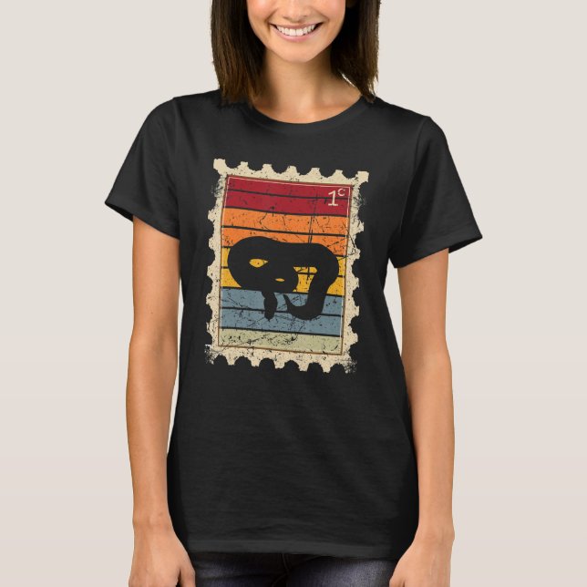 Camiseta Estampilla De Poescenario con una serpiente al ata (Anverso)