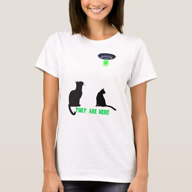 Camiseta ¡Están Aquí! Gatos y Saucer volador (Anverso)