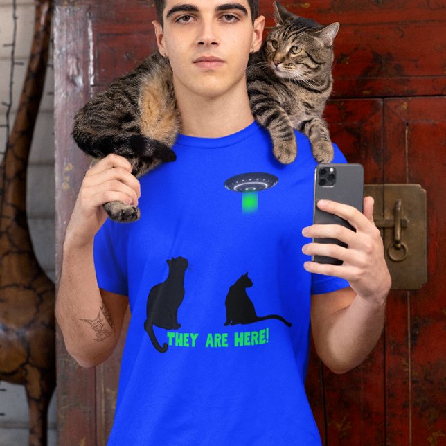 Camiseta ¡Están Aquí! Gatos y Saucer volador (Subido por el creador)