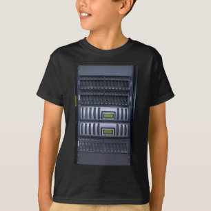Camiseta estante de los servidores del ordenador del