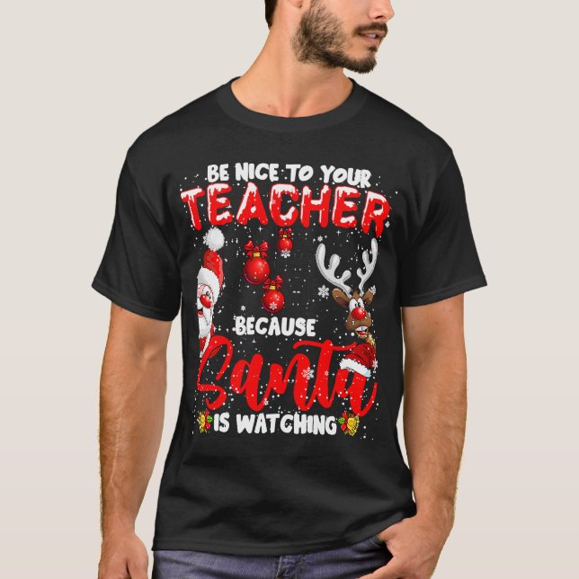 Camiseta Estar Agradable Con Su Maestra Santa Está Viendo N (Anverso)