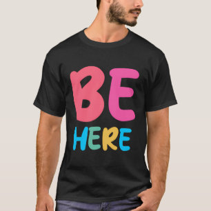 Camiseta Estar aquí breve cita positiva Inspiradora