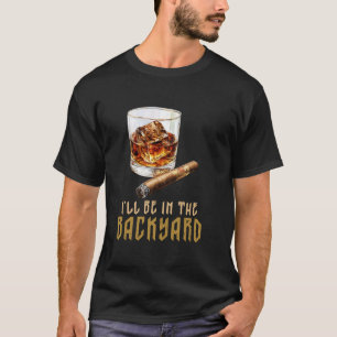Camiseta Estaré en el patio trasero con puro y bourbon