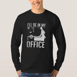 Camiseta Estaré En Mi Oficina Trabajando En Madera