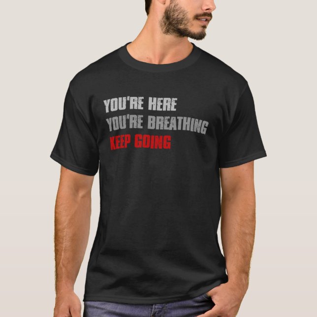 Camiseta ESTÁS AQUÍ RESPIRANDO, SIGA SIENDO Inspirador. (Anverso)