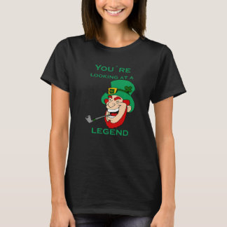 Camiseta Estás Mirando a una Leyenda Día de San Patricio