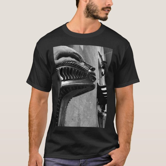 Camiseta Estatua de H R Giger Museumsstue. Gruyères, Schwei (Anverso)